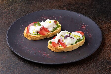 Тапас с томатами, страчателлой и песто