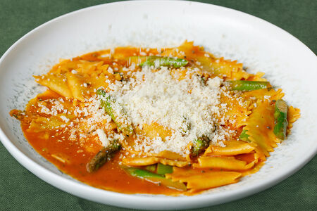 Матальяти с перечным кремом и свежей спаржей