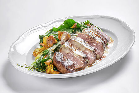 Утиная грудка с молодой морковью, спаржей и лисичками