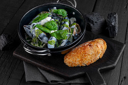 Мидии в сырно-сливочном соусе на сковороде