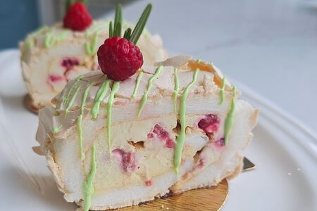 Меренговый рулет Фисташка-малина 