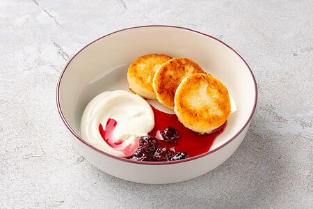 Сырники со сметаной и вареньем на выбор