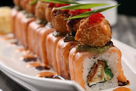 Фирменный с угрём темпура и крабовыми кейками