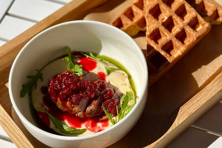 Утиная грудка с пюре из сельдерея и брусничным соусом