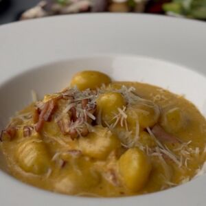 Ньокки с копчёной грудинкой и чеддером