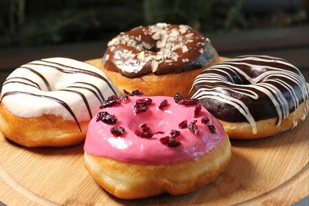 Ассорти пончиков (ягодный, ореховый, шоколадный, Белый шоколад)