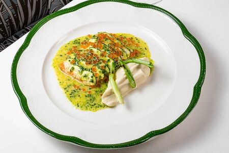 Лосось с цукини, соусом Берблан, красной икрой и пюре из корня сельдерея