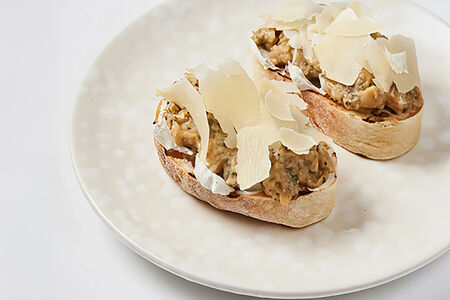 Брускетта с трюфельным кремом, баклажаном и пармезаном