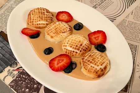 Сырники, сливочная вареная сгущенка, ягоды