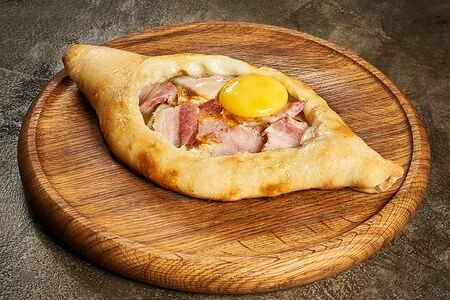 Хачапури по-аджарски с беконом