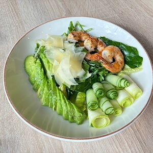 Зеленый салат с креветками и авокадо