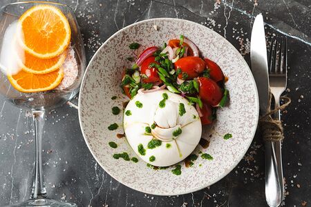 Буррата с томатами