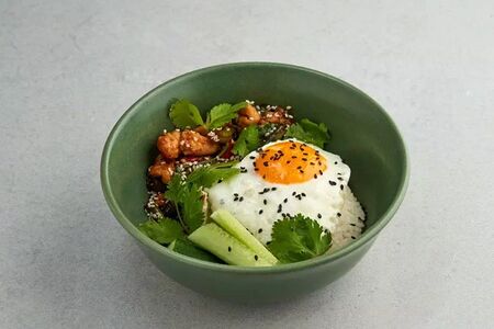 Пад Гапрао со свежим базиликом с курицей