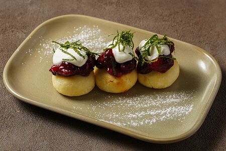 Сырники с вишневым соусом и сметаной