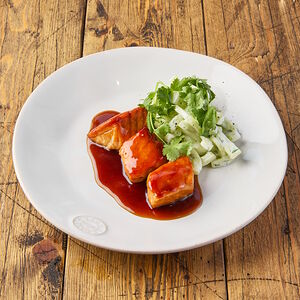 Лосось терияки с салатом из огурца