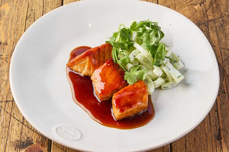 Лосось терияки с салатом из огурца