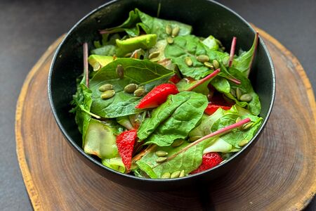 Зеленый с клубникой