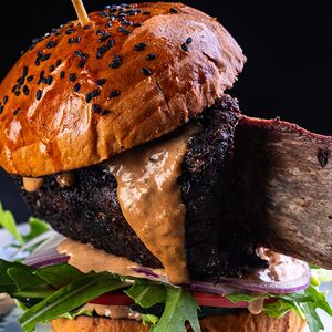 Бургер с томлёным говяжьим ребром и азиатским барбекю