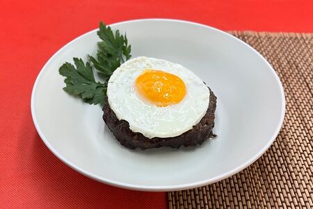 Бифштекс с яйцом