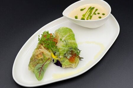 Голубцы из мурманской форели и креветок с соусом шампань и красной икрой