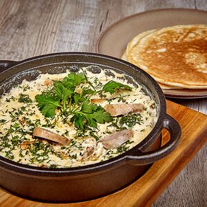 Сковородка с мачанкой и пышными блинами