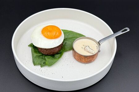 Котлета из мраморной говядины с глазуньей