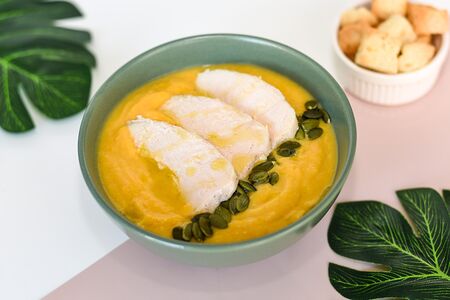 Тыквенный крем-суп с куриной грудкой су-вид