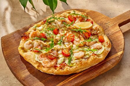 Пицца с креветками и соусом песто