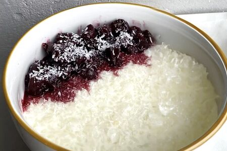 Рисовая каша на кокосовом молоке с вишней и кокосовой стружкой