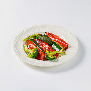 Овощи на гриле с соусом песто