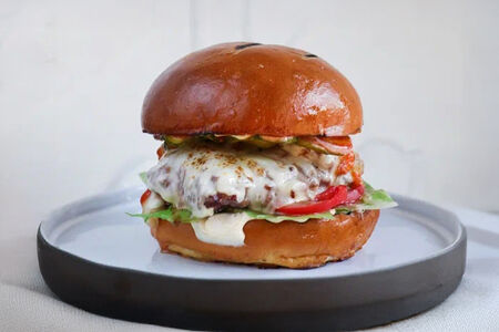 Бургер, рубленая котлета из говядины, моцарелла