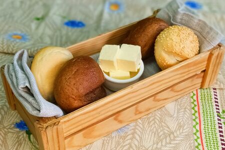 Хлебная корзина с маслом