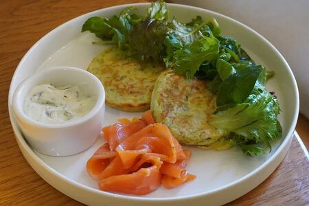 Панкейки из цукини с лососем 