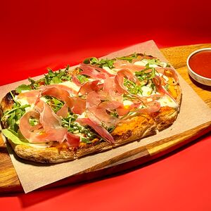 Пицца Парма, страчателла и трюфельное масло