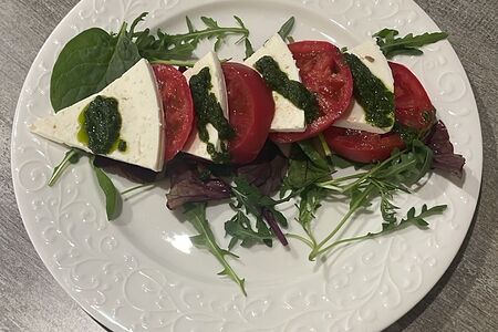 Салат Квели с томатами и соусом песто 