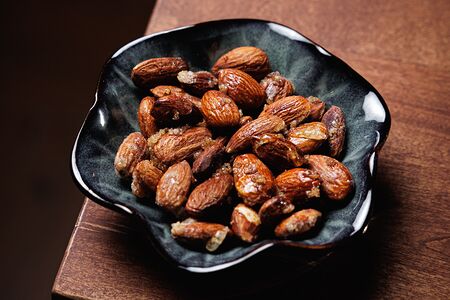 Миндаль в соленой карамели