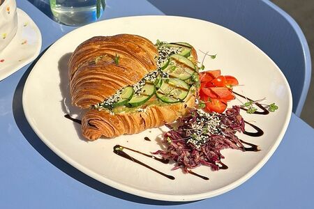 Аво-тост с гуакамоле из целого авокадо и лососем