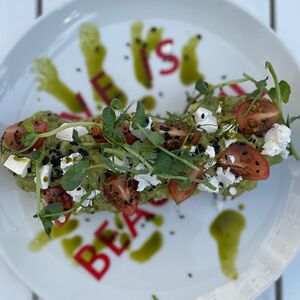 Авотост с гуакамоле и томатами