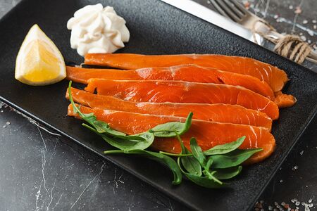 Слабосоленый лосось со сливочным соусом