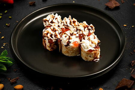 Сладкий ролл шоколадный