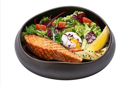 Семга с авокадо и яйцом пашот