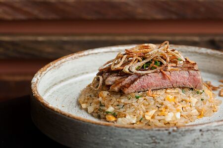 Жаренный рис с говядиной, луковые чипсы