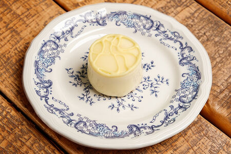 Мусс макадамия с начинкой из маракуйи и банана