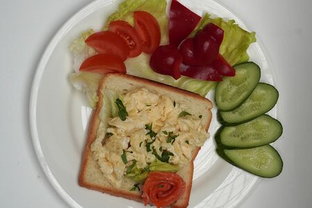 Скрембл со слабосоленым лососем и овощами