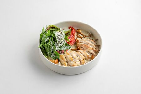 Куриное бедро с грибным соусом и печеным перцем