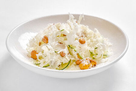 Карпаччо из цветной капусты с лисичками и пармезаном