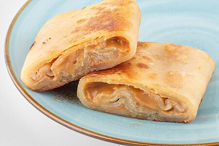 Блин с вареной сгущенкой 