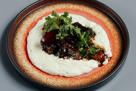 Говяжьи щечки с муссом из цветной капусты, сливой и шоколадным демиглясом