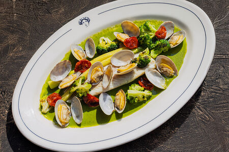 Сибас на пару с вонголе и фасолью