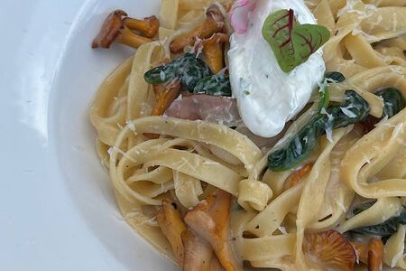 Паста с лисичками, шпинатом и нежным сыром